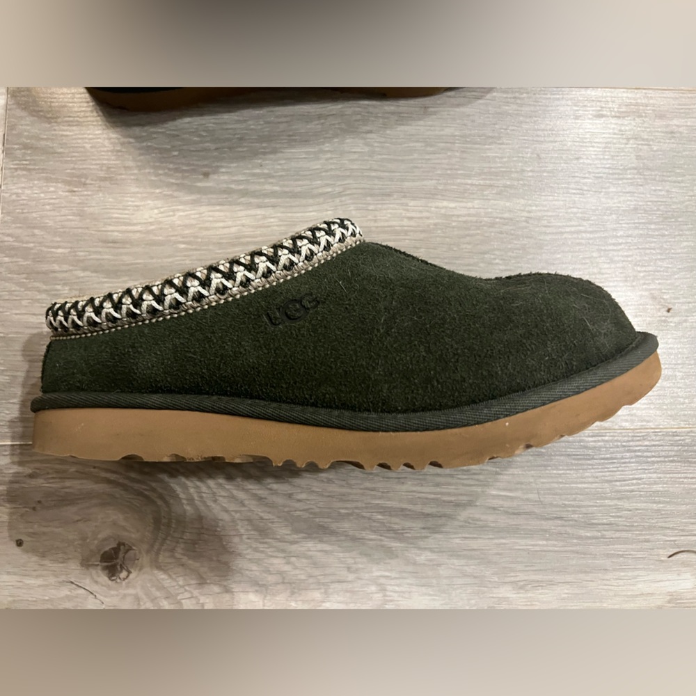 Worn 3 times - sprayed to be water resistant - from pet friendly home